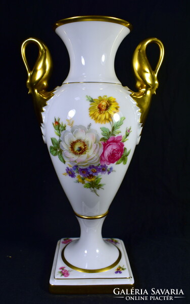 Beautiful kaiser porcelain vase with a base and double handles!