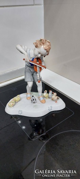 Német hegedüllő fiú porcelán szobor