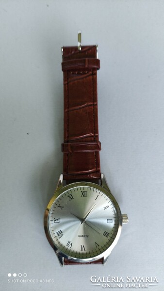 Quartz watch with strap