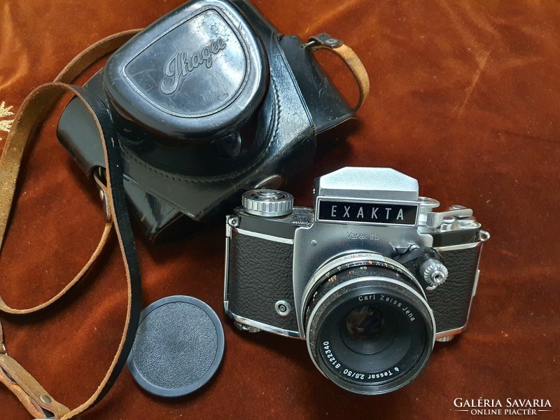 Exakta ihagee dresden germany camera with carl zeiss jena tessar 2.8/50 optics.
