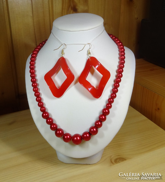 For a mint dress. ? Or who likes the beautiful red color? Jewelry set.