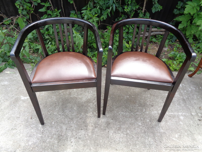 Chair with armrests, leather seat