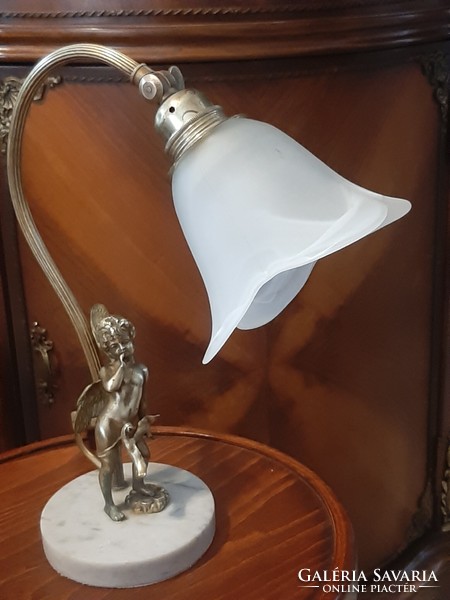 Gyönyörű antik márványtalpas réz puttós asztali lámpa eredeti ép üvegbúrájával