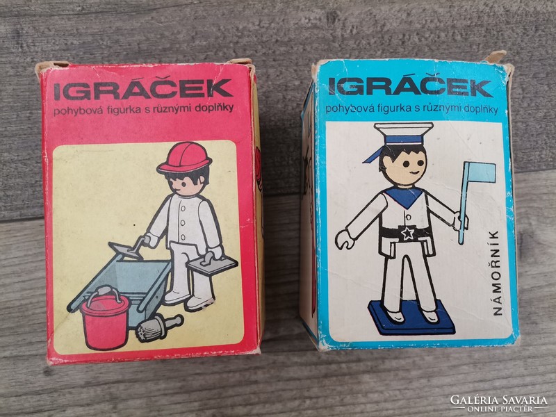 2 igracek figures, with original box