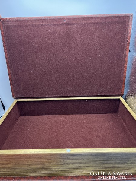 Könyv alakú bőrkötéses diszdoboz, 23 x 33 x 7cm-es. régi, 5076