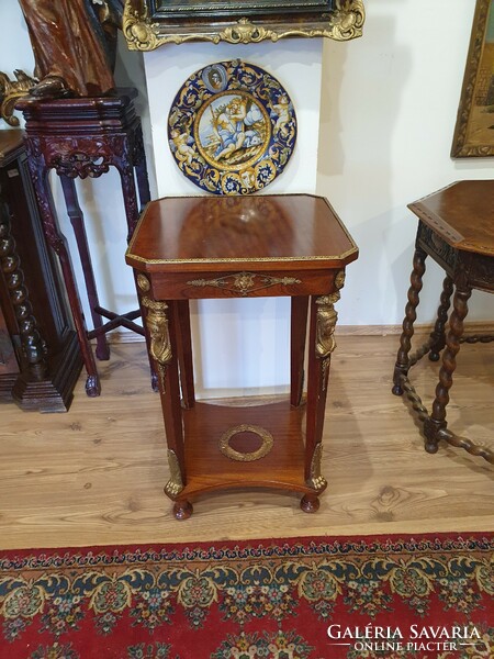 Antique empire table. In very nice condition. 50X50x80cm. Beautiful bronze beater.