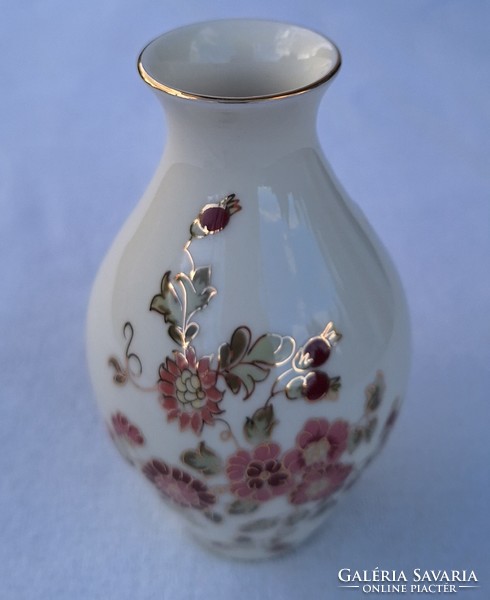 Zsolnay váza, virág mintás, 13 cm-es magasságú