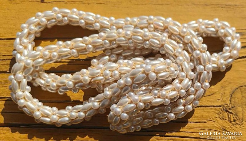 Cylindrical necklace made of white multi-pearls