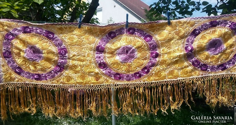 Silk embroidered matyó wall protector