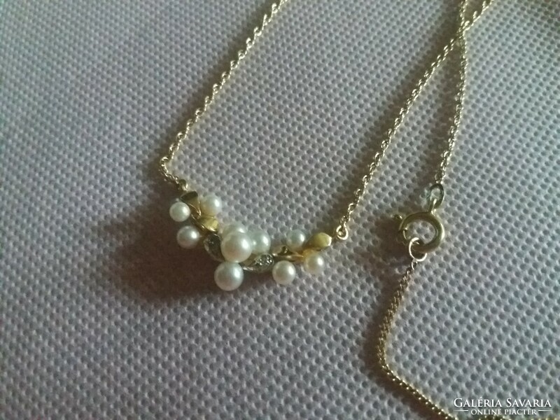 14K gold collier with pearls and diamonds.