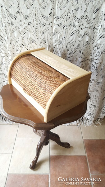 Wooden bread holder with a lid made of mat