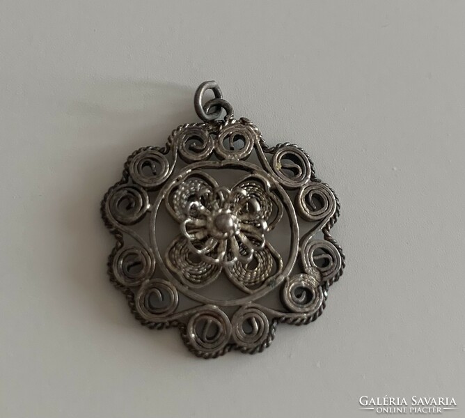 Antique fine filigree silver 3 cm x 2.5 cm daisy flower openwork pendant