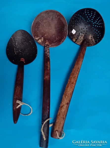 3 wooden spoons, a ladle and a strainer