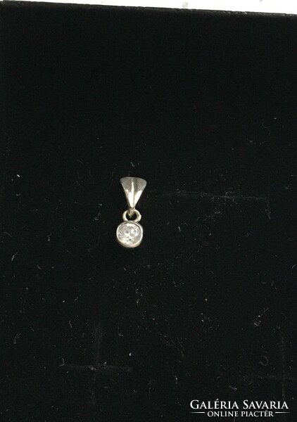 Small silver pendant with a zircon stone in a buton socket