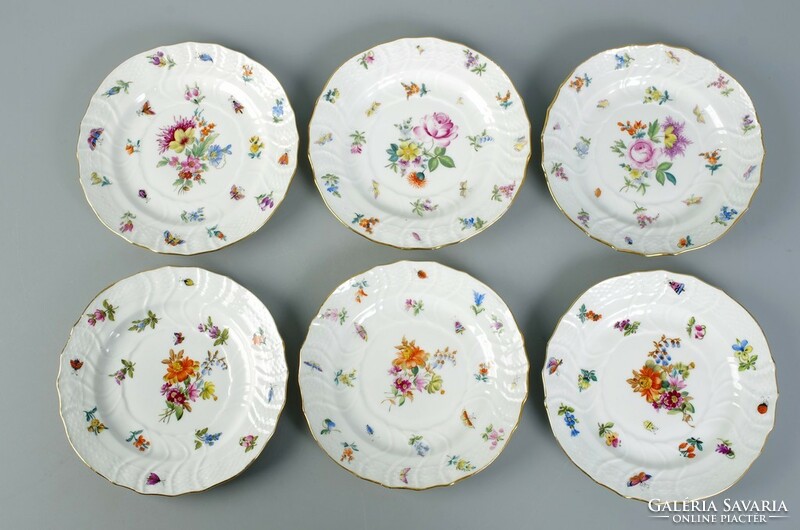 6 small Óherend flower cake and treat plates.