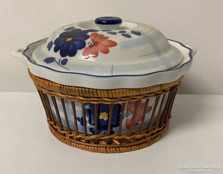 Ceramic soup bowl, in heat protection basket