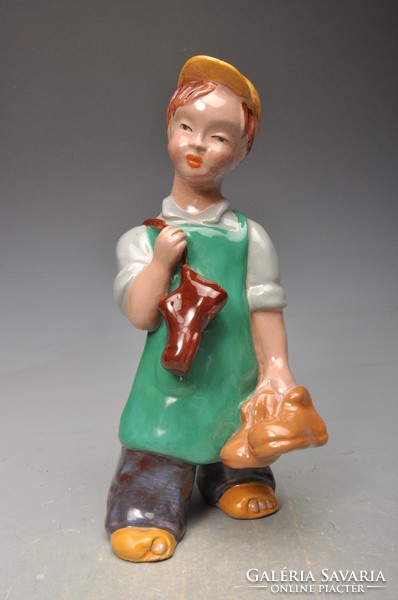 Rahmer Mária szignóval  cipész inas kerámia figura.  24 cm magas