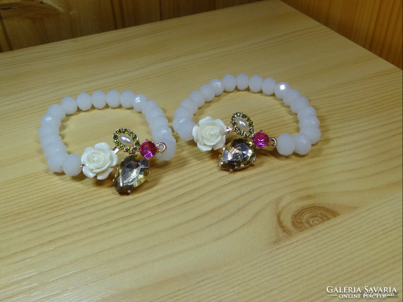 Bracelet made of white crystal pearls and a special pendant.