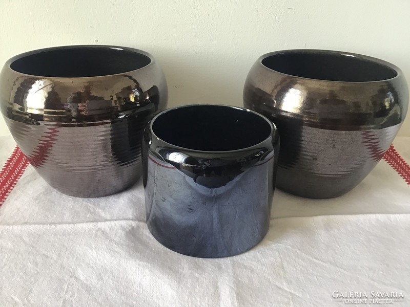 3 ceramic bowls.