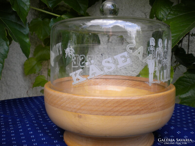 Cheese bowl with cheese bura glass bell from the Netherlands