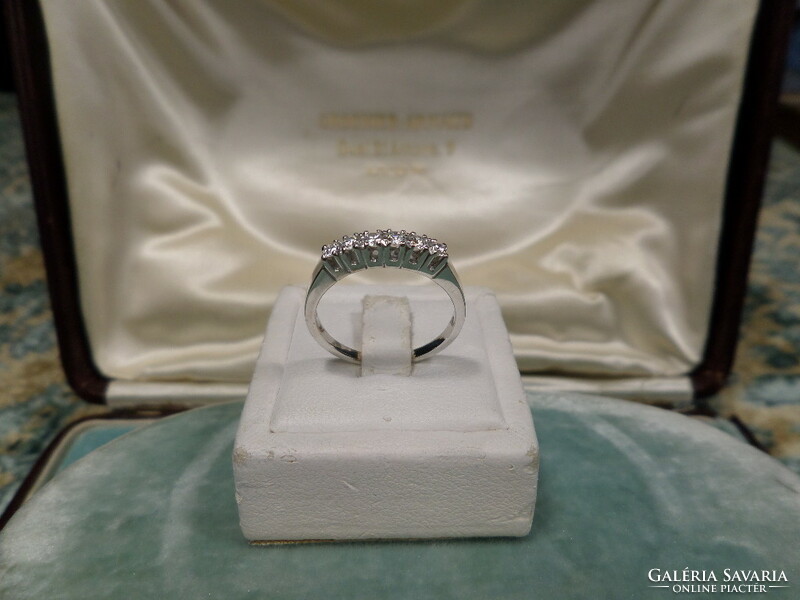 White gold row ring with 6 diamonds