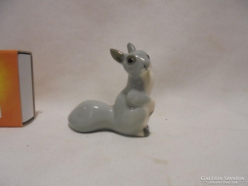 Tündéri kis porcelán mókus figura, nipp - jelzett