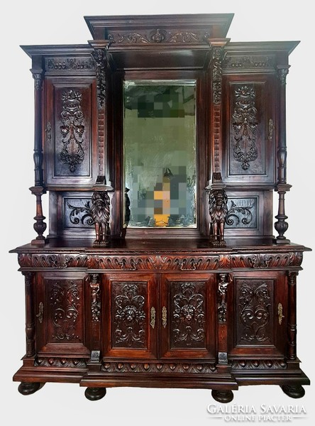 Antik,frissen felújított,reneszánsz stílusú dúsan faragott tálalószekrény