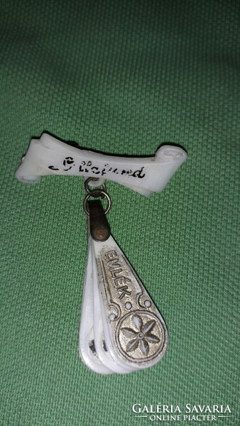 Antique Lilacfüred souvenir with small fan photos, mounted on a badge, as shown in the pictures