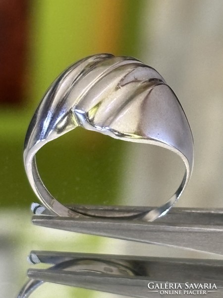 Letisztult formájú, különleges ezüst gyűrű