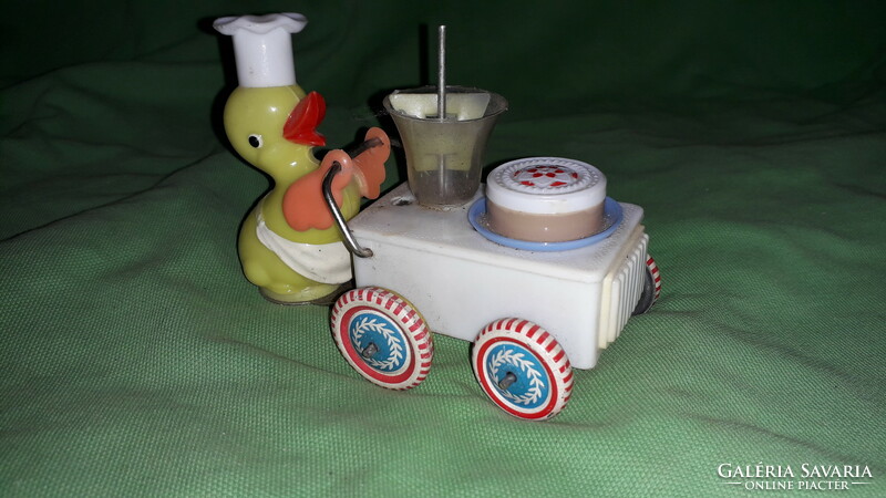 Old key clockwork sheet metal toy duck works with the chef's party car 15 cm according to the pictures