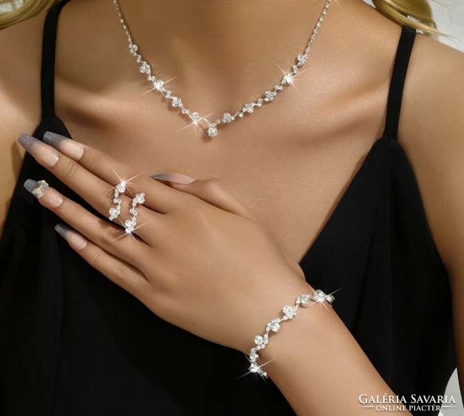 A wonderful casual jewelry set with sparkling crystals.