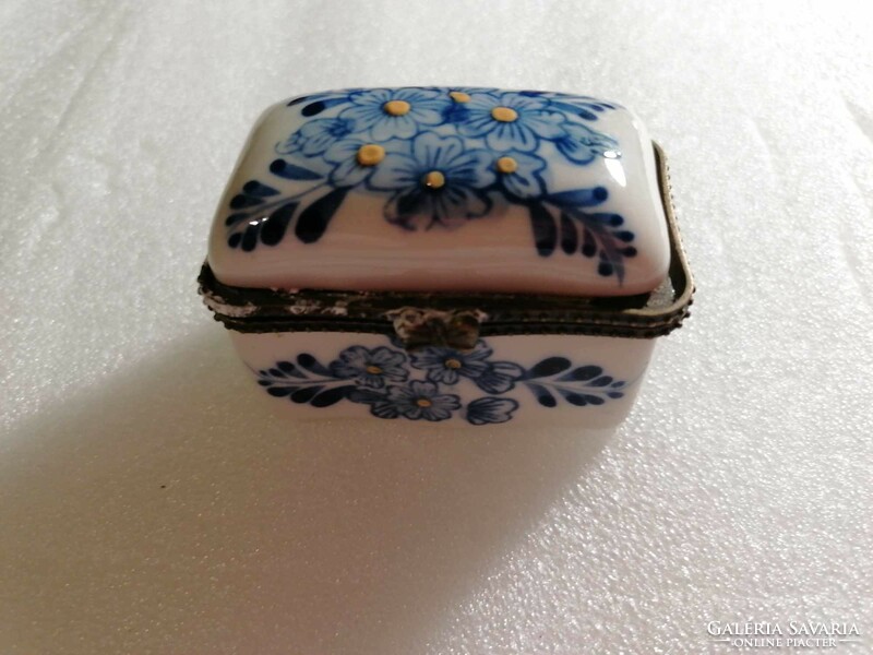 Old ceramic hand-painted jewelry box!