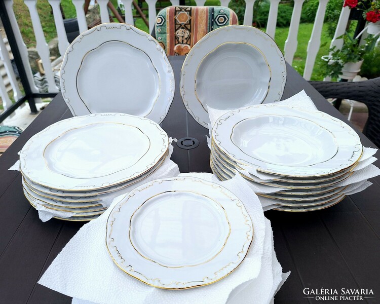 Zsolnay set of 8 feathered plates