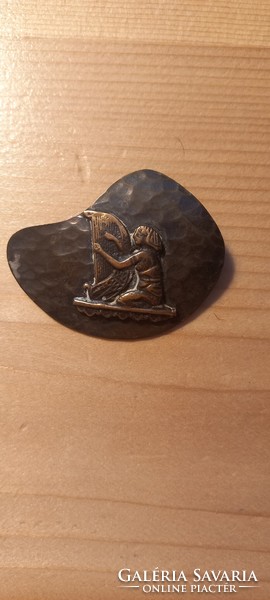 Hárfázó hölgy bronz jelvény