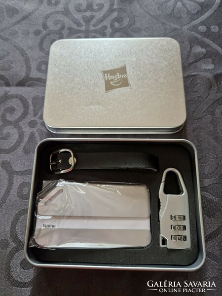 Hasbro új reklám ajándék , bőrönd cimke tartó fémből plussz számzáras lakat.