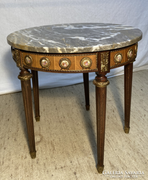 Márványlapos porcelán betétes kerek asztal.