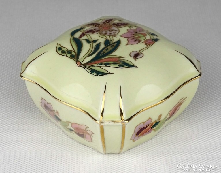 1R810 Exclusive vajszínű Zsolnay porcelán bonbonier