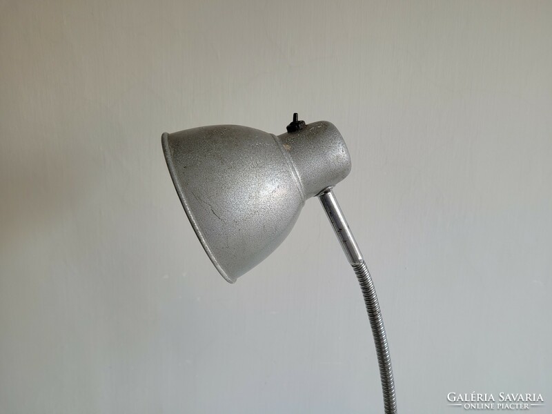Nagy méretű régi retro ipari lámpa géplámpa mid century industrial műhelylámpa rozsdamentes talppal