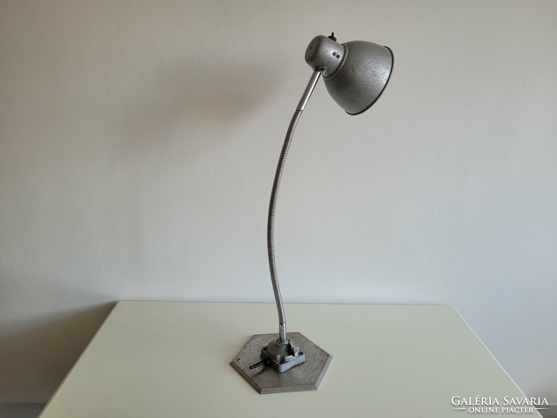 Nagy méretű régi retro ipari lámpa géplámpa mid century industrial műhelylámpa rozsdamentes talppal