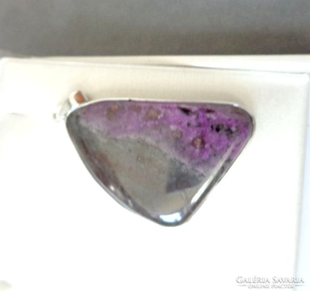 SZUGILIT háromszög ásvány medál