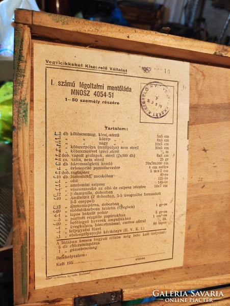 I. számú légoltalmi mentőláda 1952. Csatos faláda az ötvenes évekből.