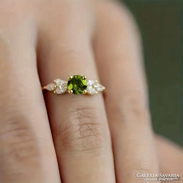 JAPÁN STÍLUSÚ KÜLÖNÖSEN SZÉP GYŰRŰ, OLIVA ÉS FEHÉR CIRKÓNIA KÖVES, 14 K. ARANYOZOTT