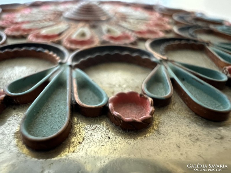 Gyönyörűen díszített kis kerek fémdobozka, csikk elnyomó Hollóházi "bamba" porcelán cicával