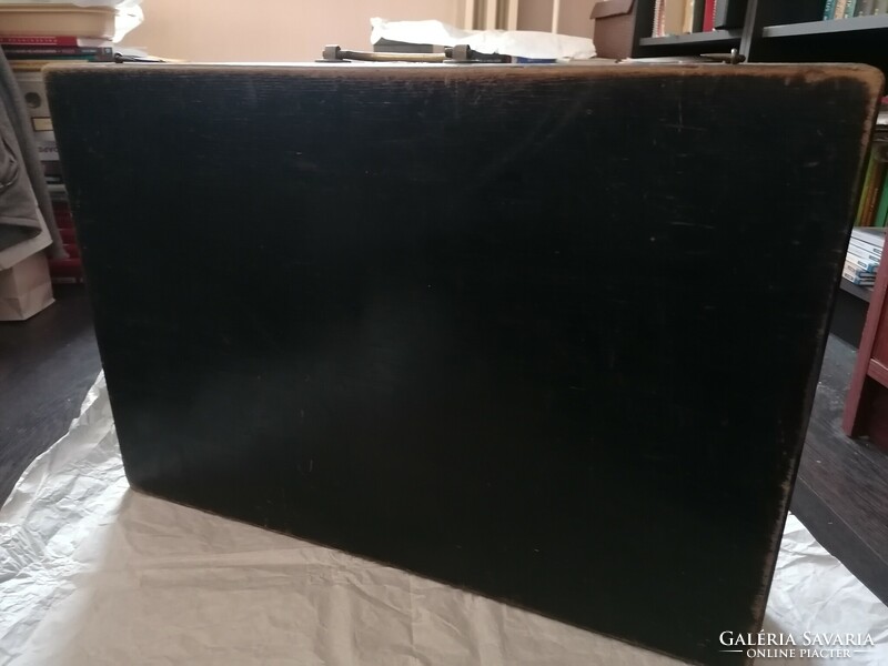 Felújításra szoruló antik Anton Kiendl citera dobozában