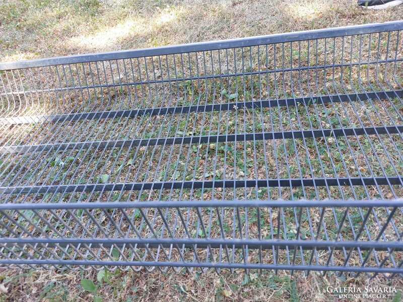 Fekete fém akasztós rácsos bolti polc 1,25m hosszú,60cm széles,25cm magas,eredeti német árcédulákkal