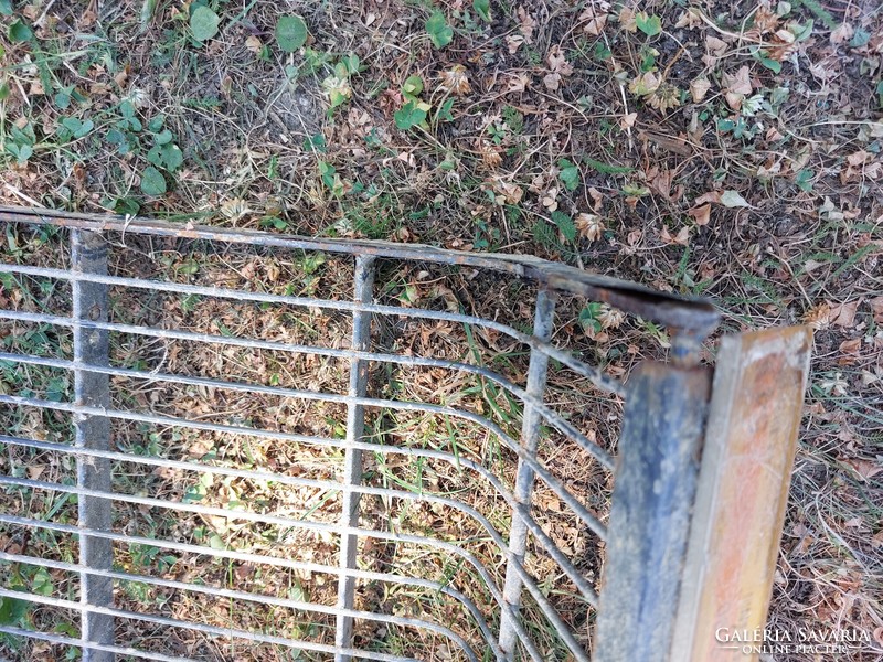 Fekete fém akasztós rácsos bolti polc 1,25m hosszú,60cm széles,25cm magas,eredeti német árcédulákkal