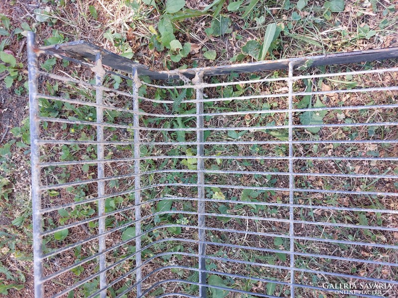 Fekete fém akasztós rácsos bolti polc 1,25m hosszú,60cm széles,25cm magas,eredeti német árcédulákkal