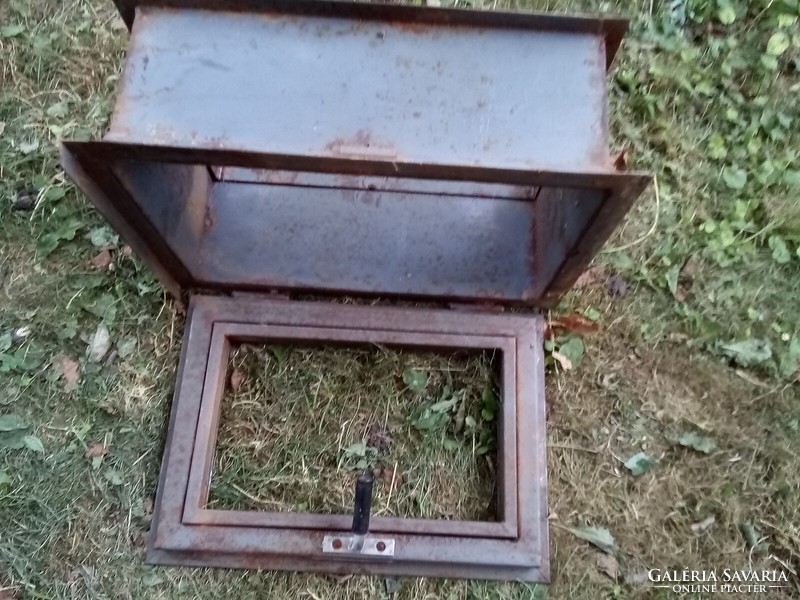 Régi vas ablak üveg nélkül