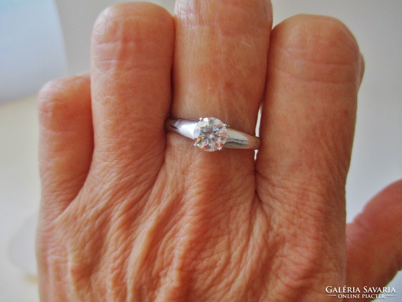 Akció! Szép ezüst szoliter gyűrű 0,84ct moissanit gyémánttal