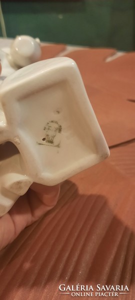 Zsolnay porcelán /köcsögöt vivő fiú